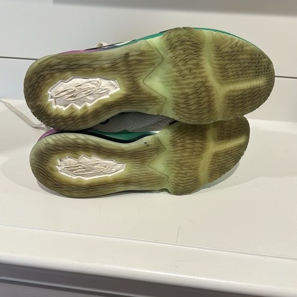 Gently Used Men’s Lebron Low Glow in the Dark Basketball Shoe 10 - Picture 3 of 3